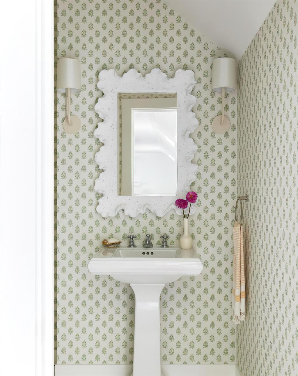 Go Lightly Wall Lamp