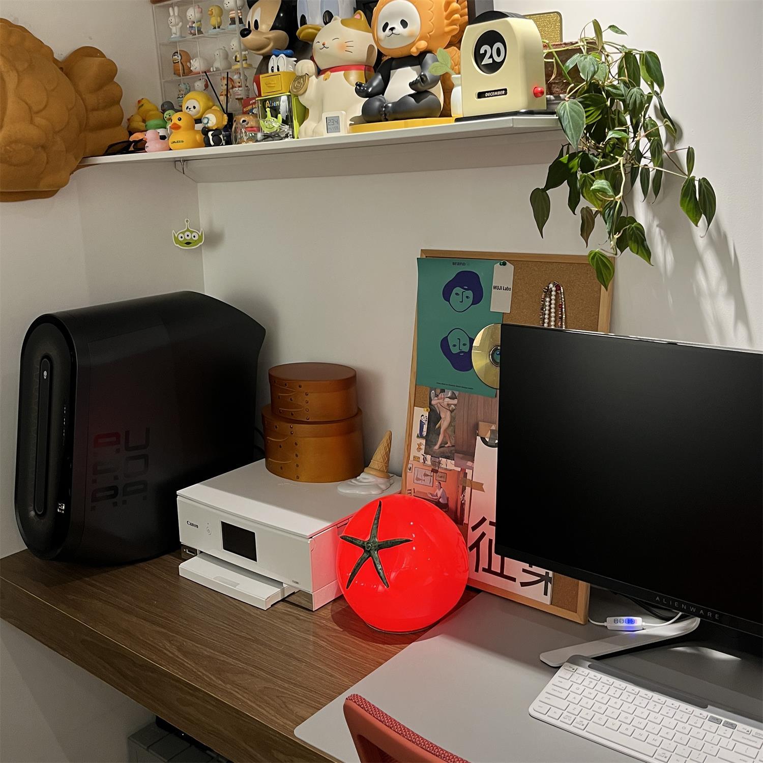 Tomato Resin Table Lamp